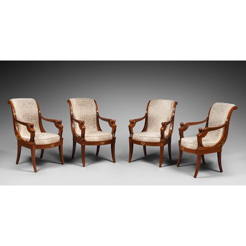 Suite de quatre fauteuils en acajou à dossier à crosse et à châssis